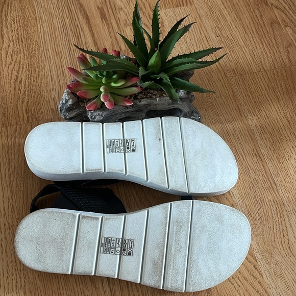 New without tag sandals, perfect for the summer. - Picture 3 of 5